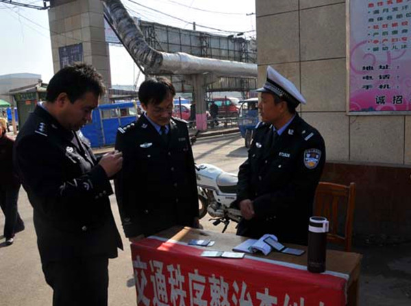 项城市公安局纪委书记王济岭(右二)深入执勤岗点督导检查道路交通秩序